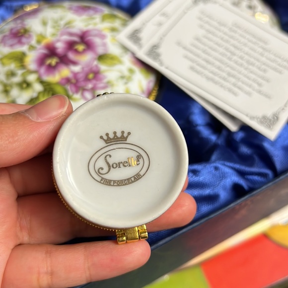 Sorelle Fine Porcelain Set - Picture 4 of 10